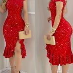 Une robe à une épaule avec un finition poudrée et du dentelle.